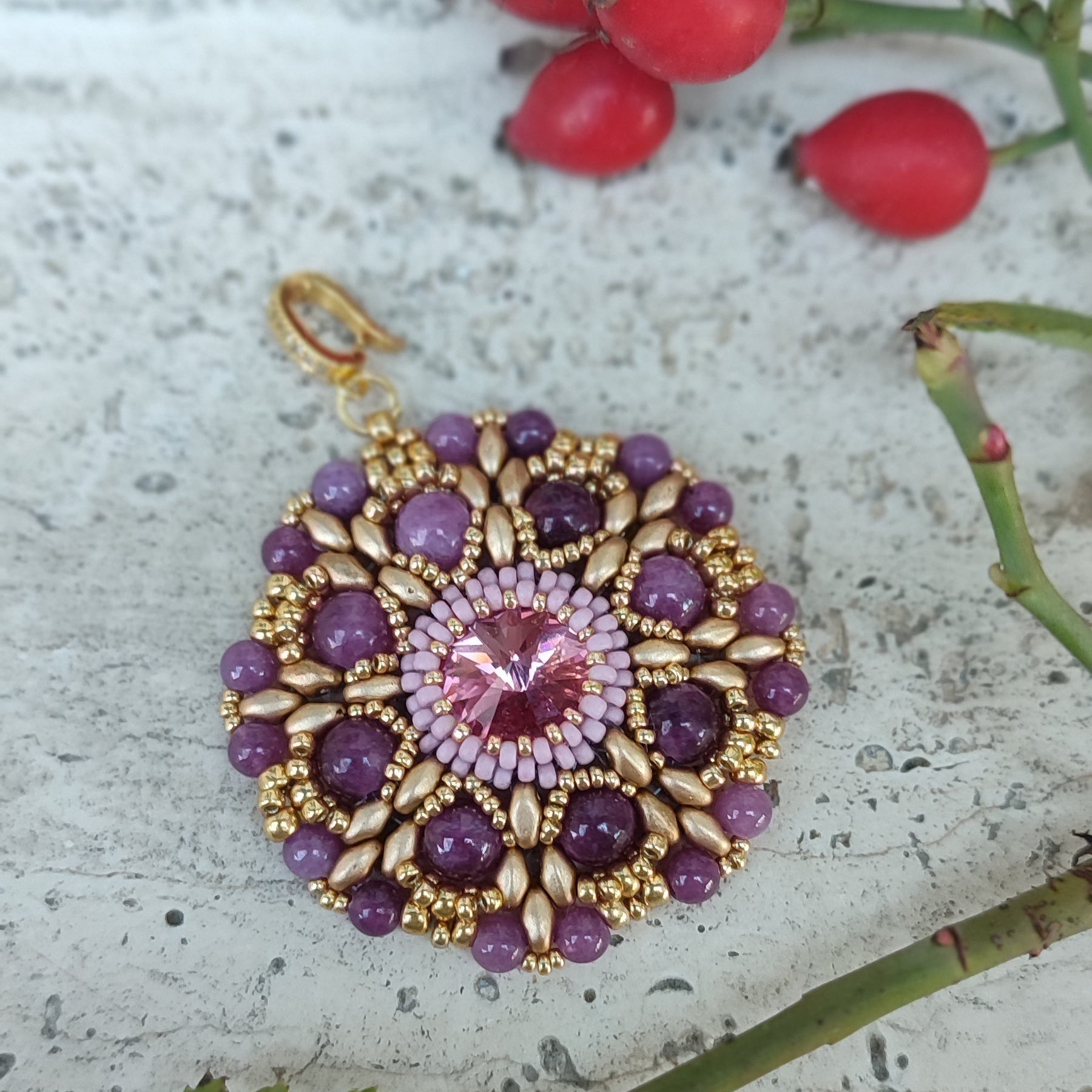 Collana con medaglione ANEMONE - Lepidolite Rosa in vendita su Petali e Passioni Bijoux