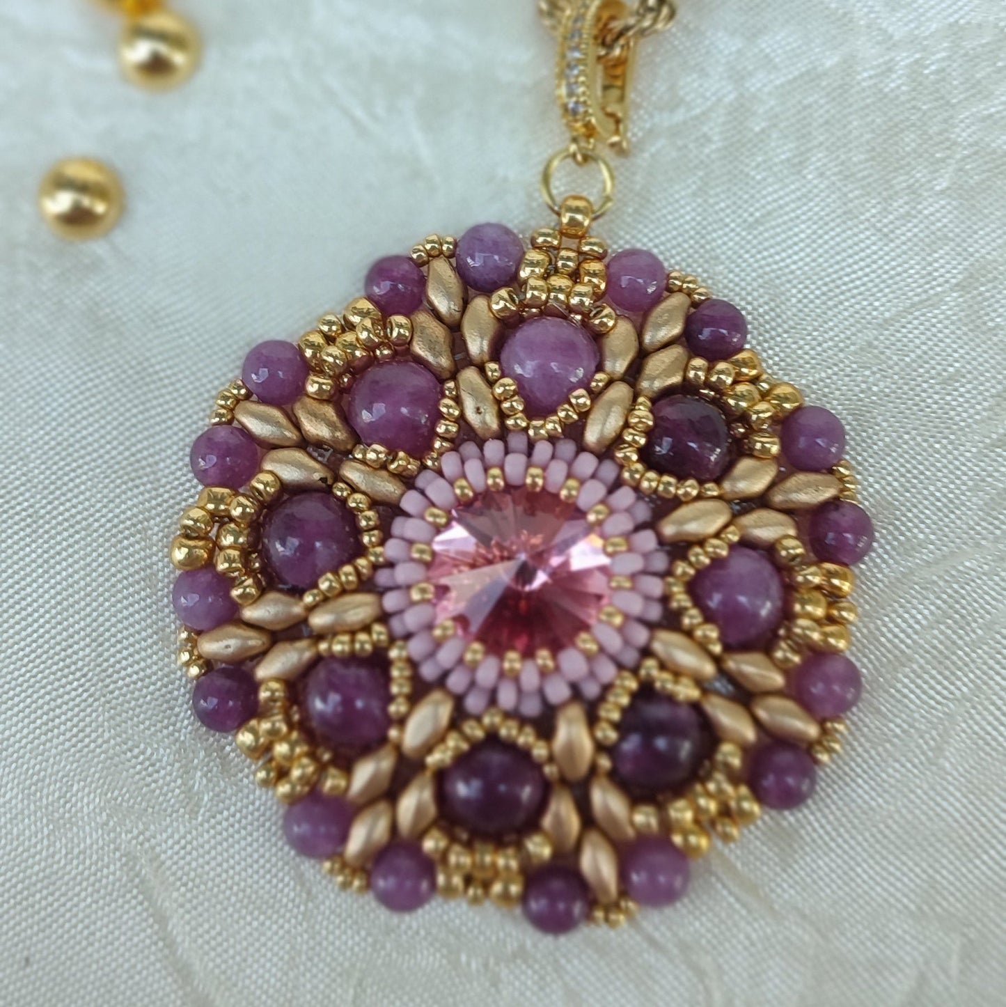 Collana con medaglione ANEMONE - Lepidolite Rosa in vendita su Petali e Passioni Bijoux