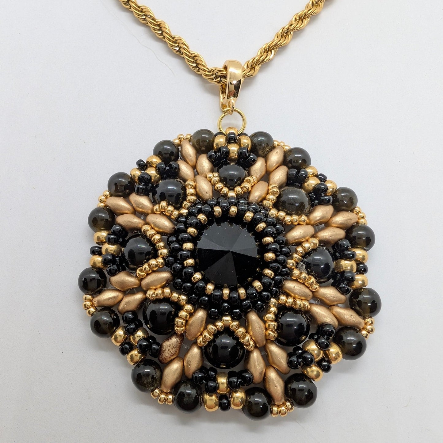 Collana con medaglione ANEMONE - Ossidiana dorata in vendita su Petali e Passioni Bijoux