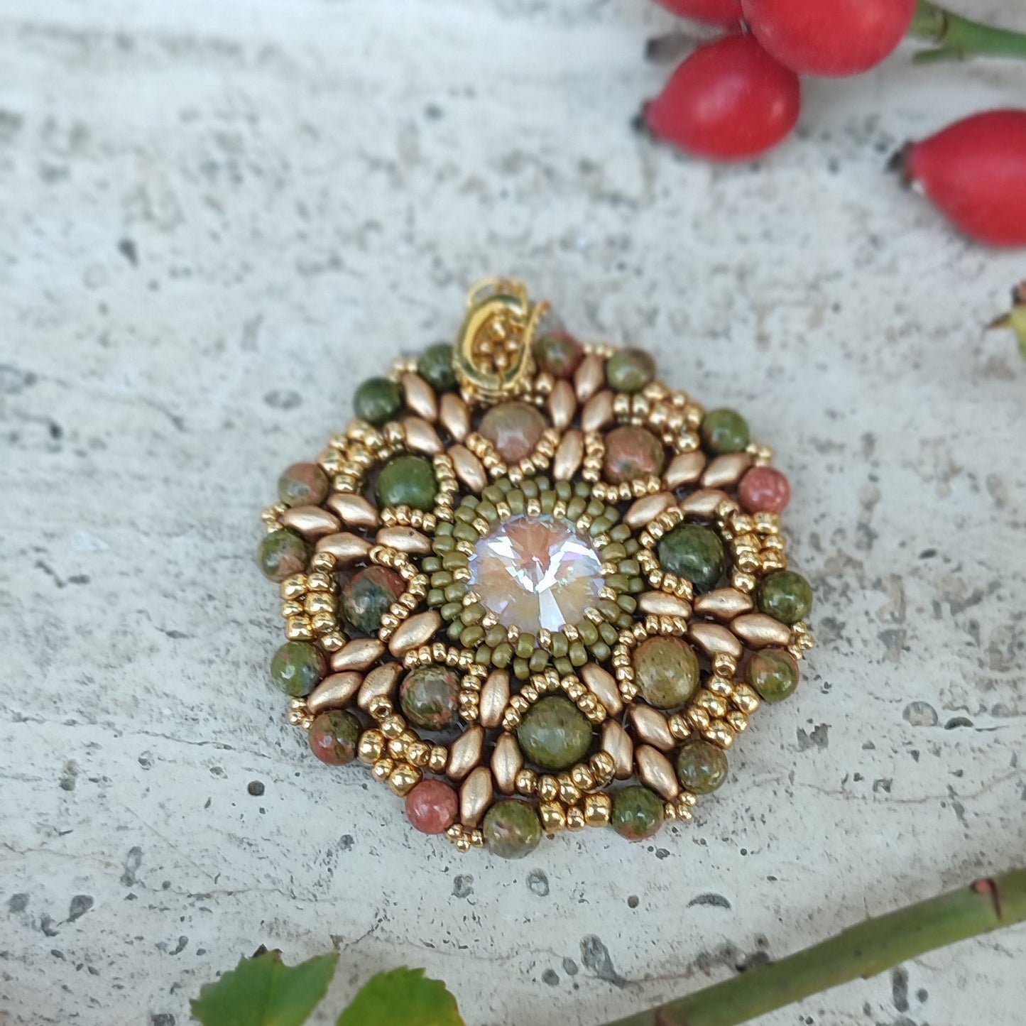 Collana con medaglione ANEMONE - Unakite in vendita su Petali e Passioni Bijoux