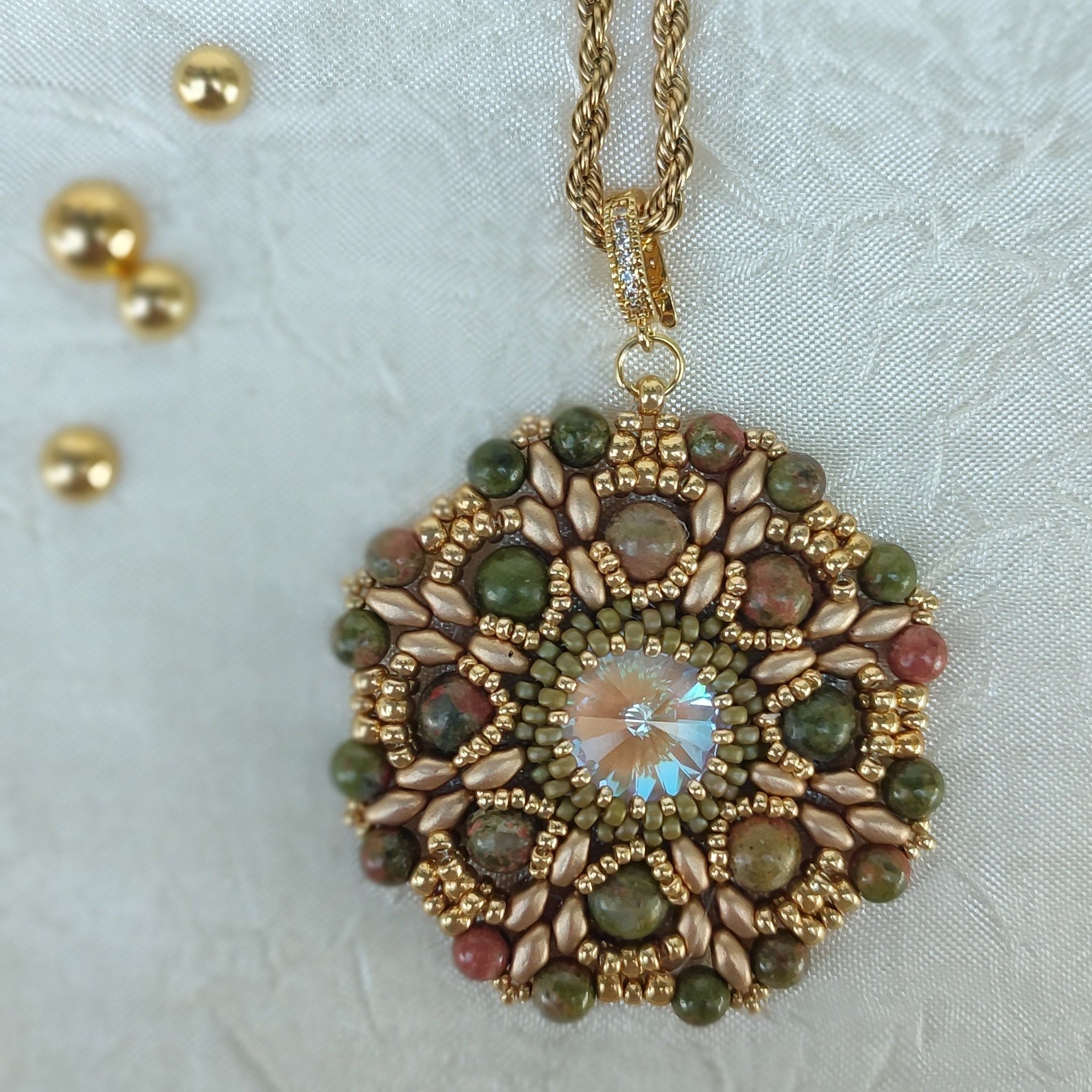 Collana con medaglione ANEMONE - Unakite in vendita su Petali e Passioni Bijoux