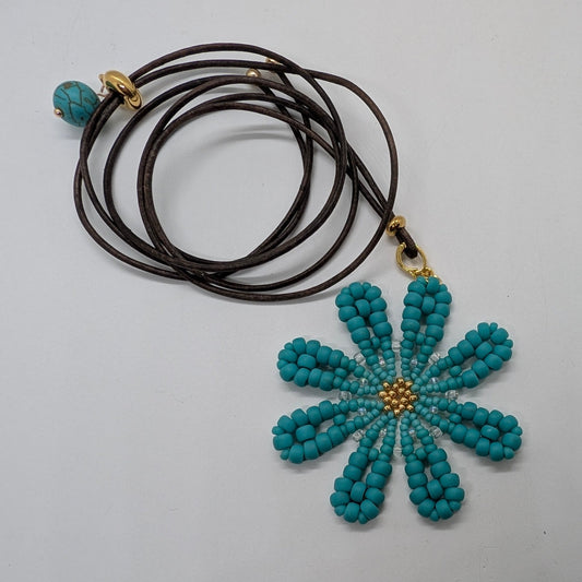 Collana con medaglione MARGHERITA - Azzurro Turchese in vendita su Petali e Passioni Bijoux