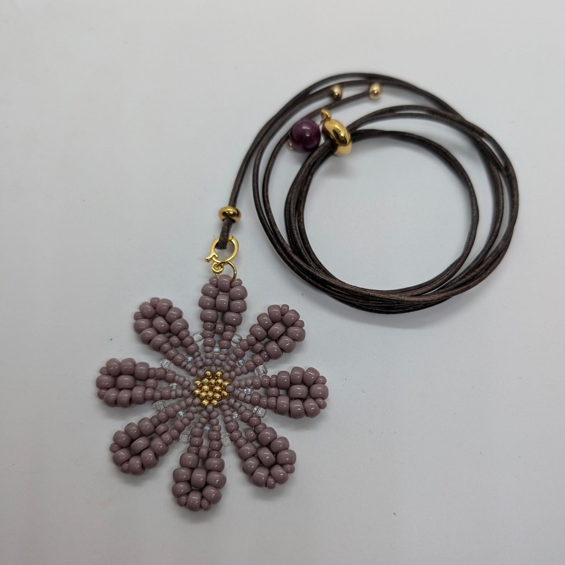 Collana con medaglione MARGHERITA - Azzurro Turchese (Copia) in vendita su Petali e Passioni Bijoux