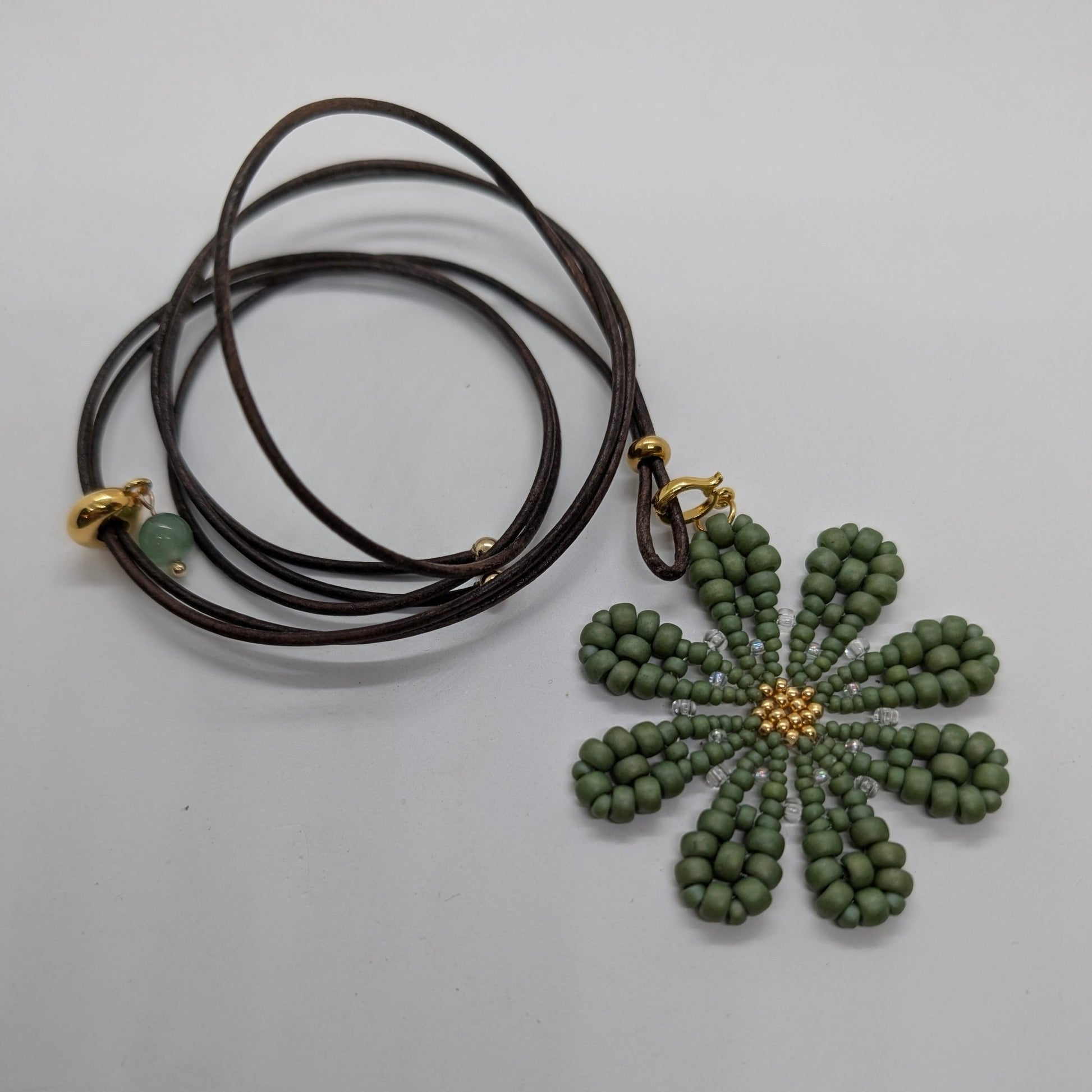 Collana con medaglione MARGHERITA - Verde Oliva in vendita su Petali e Passioni Bijoux