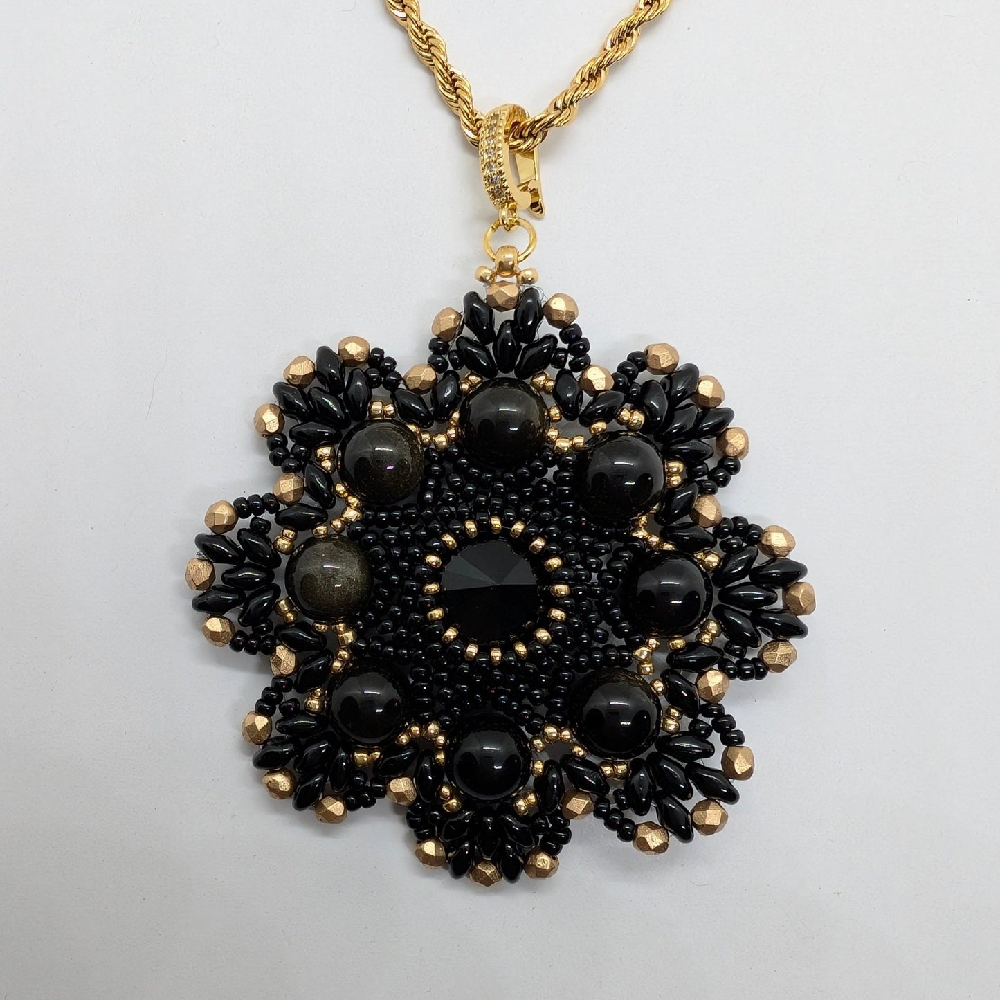 Collana con Medaglione - PASSIFLORA Ossidiana dorata in vendita su Petali e Passioni Bijoux