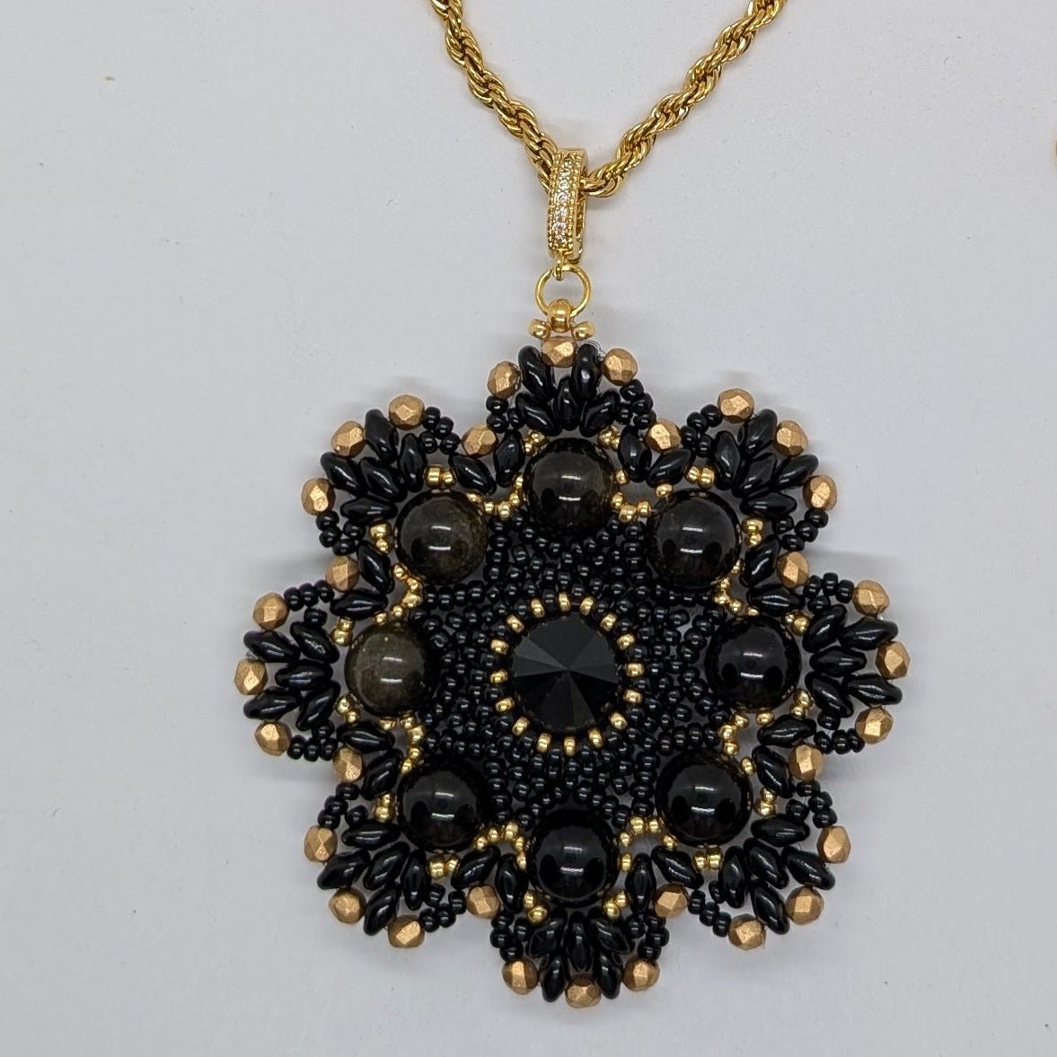 Collana con Medaglione - PASSIFLORA Ossidiana dorata in vendita su Petali e Passioni Bijoux