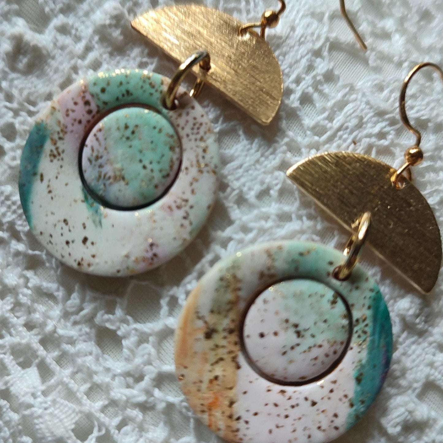 Orecchini pendenti multicolore in pasta polimerica – Bijoux artigianali allegri e vivaci
