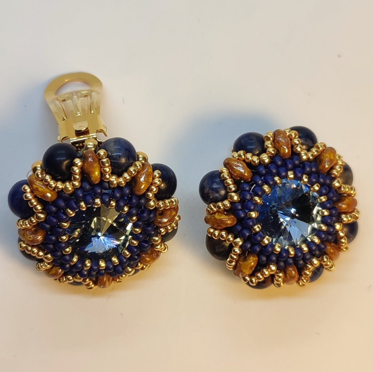 Orecchini ANEMONE - SODALITE in vendita su Petali e Passioni Bijoux