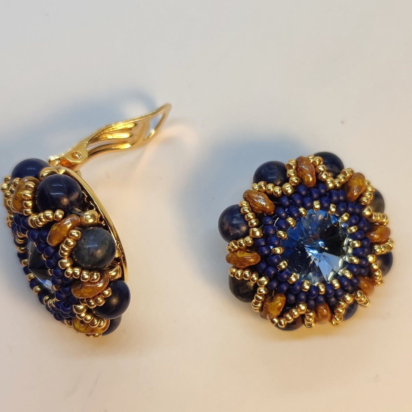 Orecchini ANEMONE - SODALITE in vendita su Petali e Passioni Bijoux