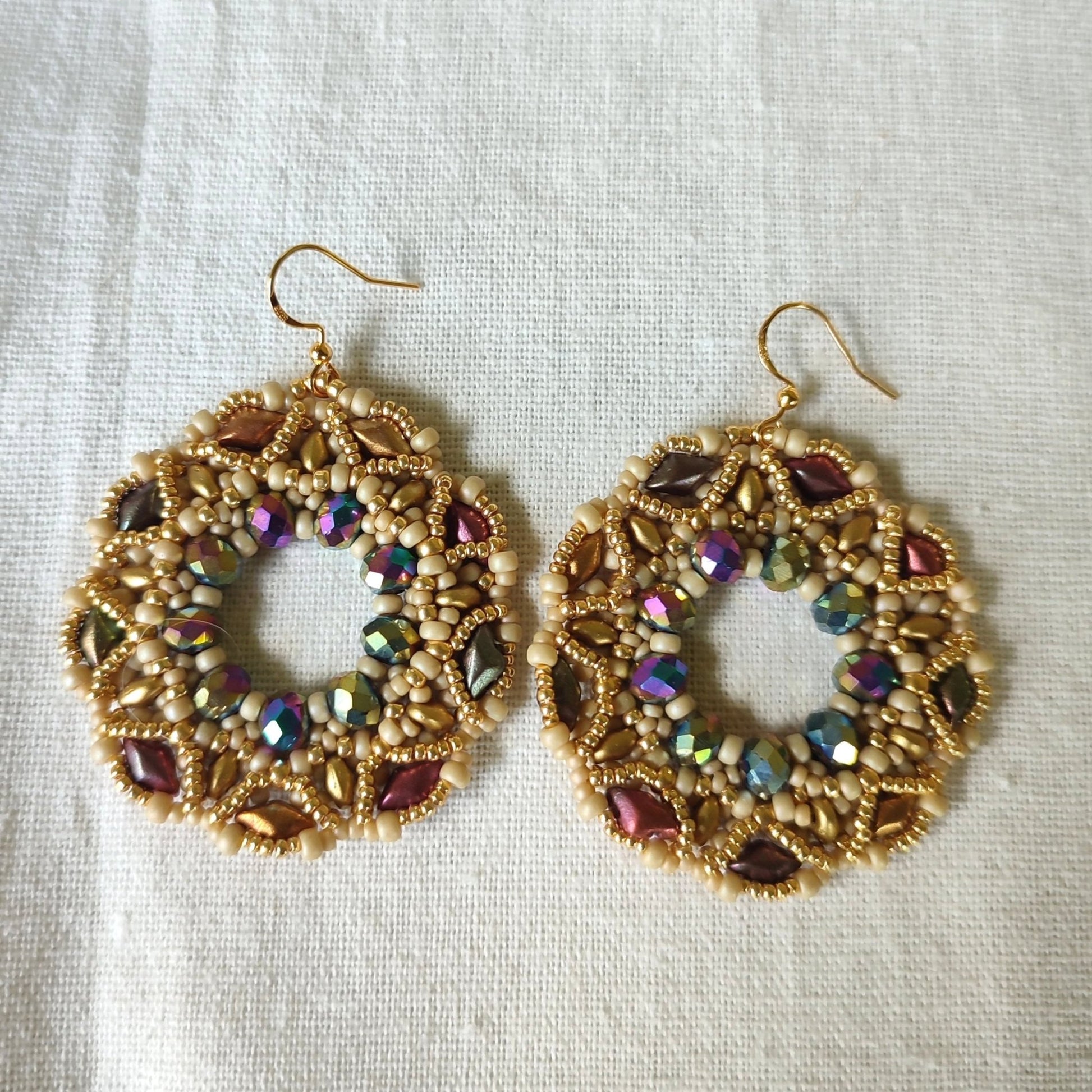 Orecchini COROLLA - beige iris in vendita su Petali e Passioni Bijoux