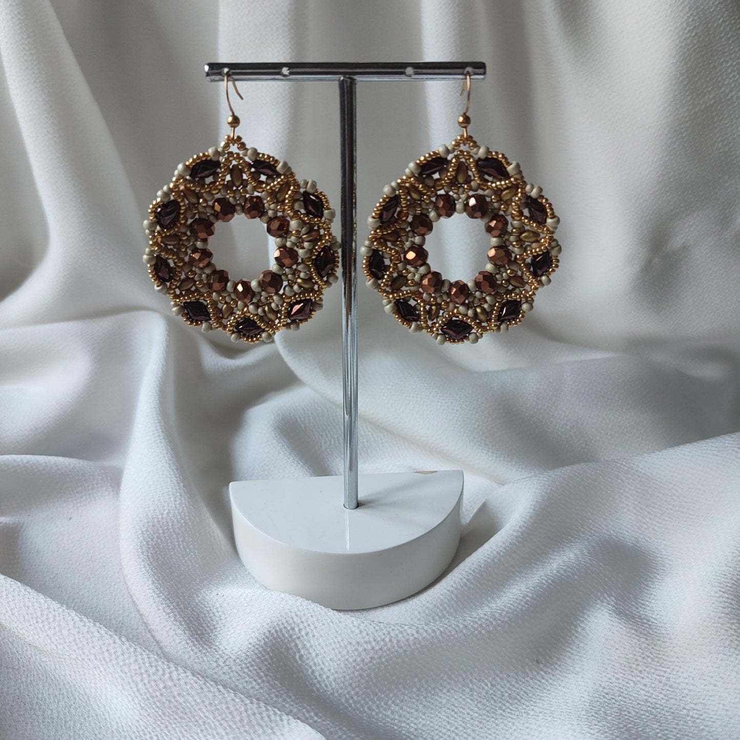 Orecchini COROLLA - beige marrone in vendita su Petali e Passioni Bijoux