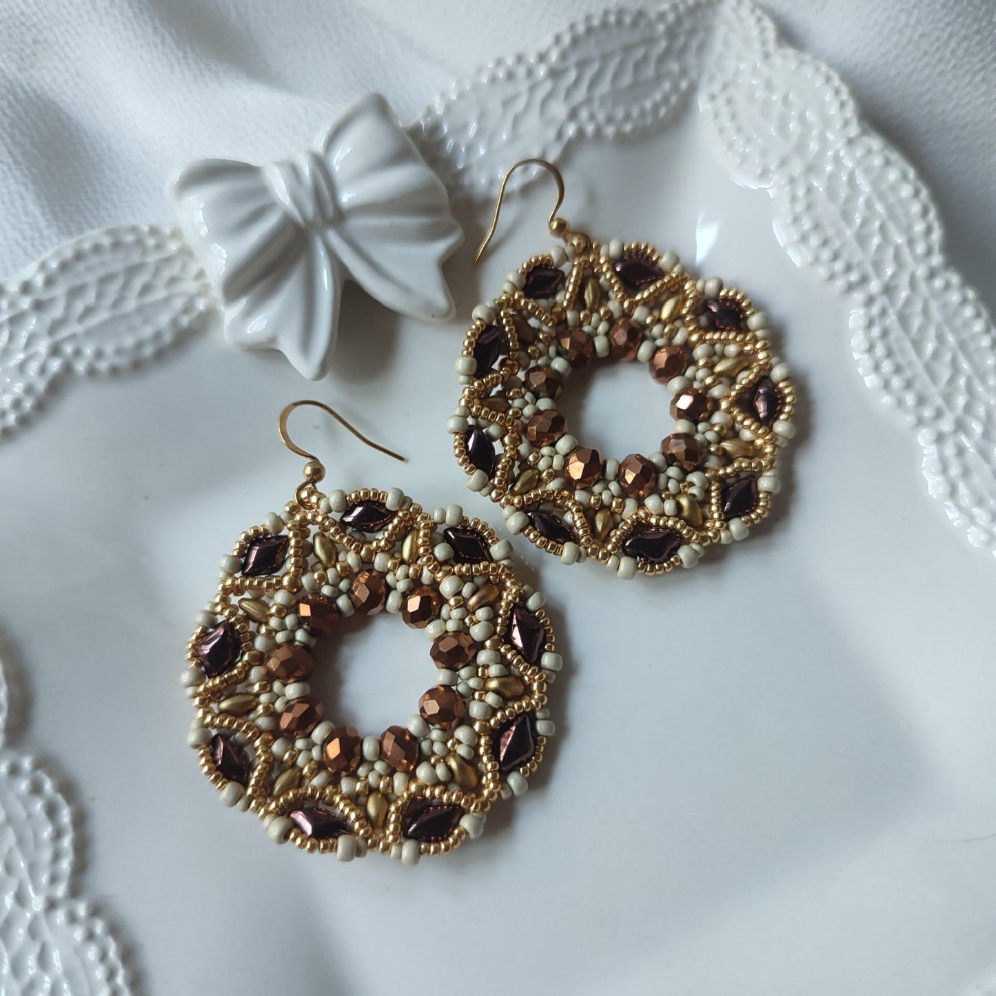 Orecchini COROLLA - beige marrone in vendita su Petali e Passioni Bijoux