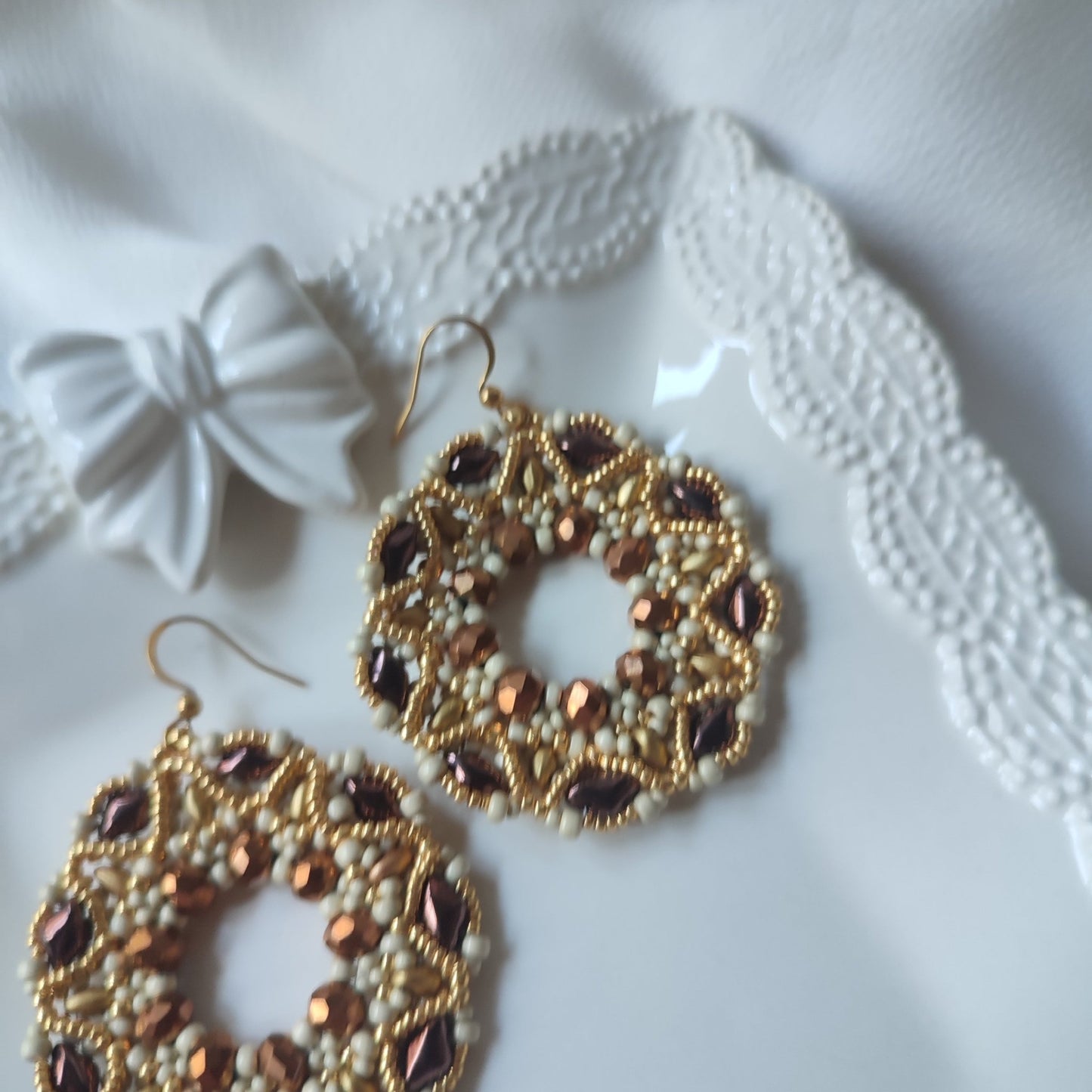 Orecchini COROLLA - beige marrone in vendita su Petali e Passioni Bijoux