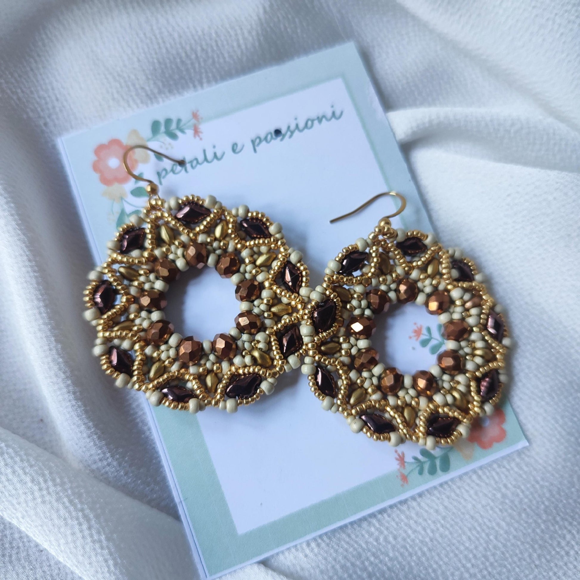 Orecchini COROLLA - beige marrone in vendita su Petali e Passioni Bijoux