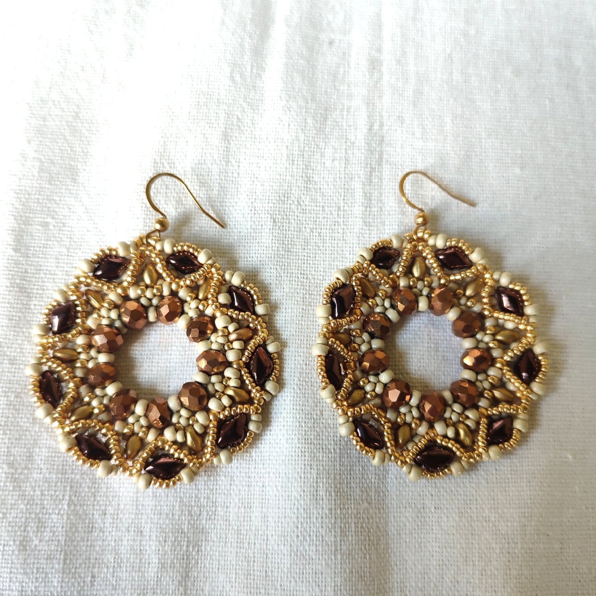 Orecchini COROLLA - beige marrone in vendita su Petali e Passioni Bijoux