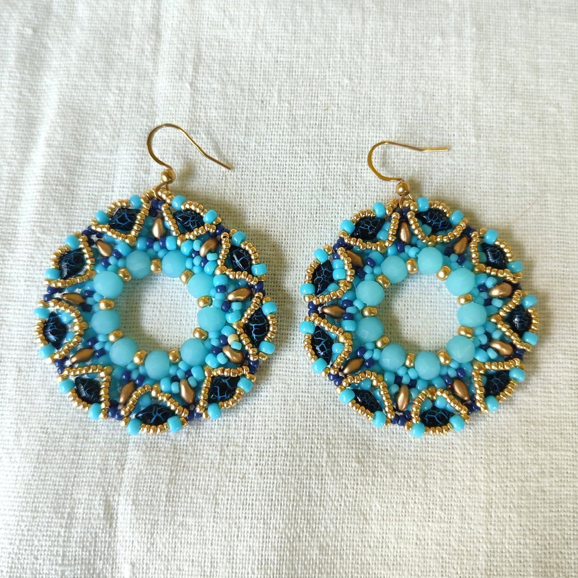 Orecchini COROLLA - celeste azzurro in vendita su Petali e Passioni Bijoux