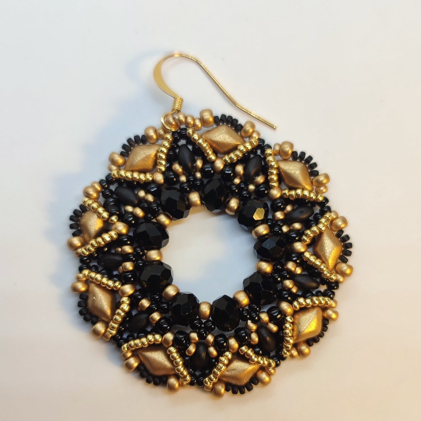 Orecchini COROLLA - Nero, oro in vendita su Petali e Passioni Bijoux