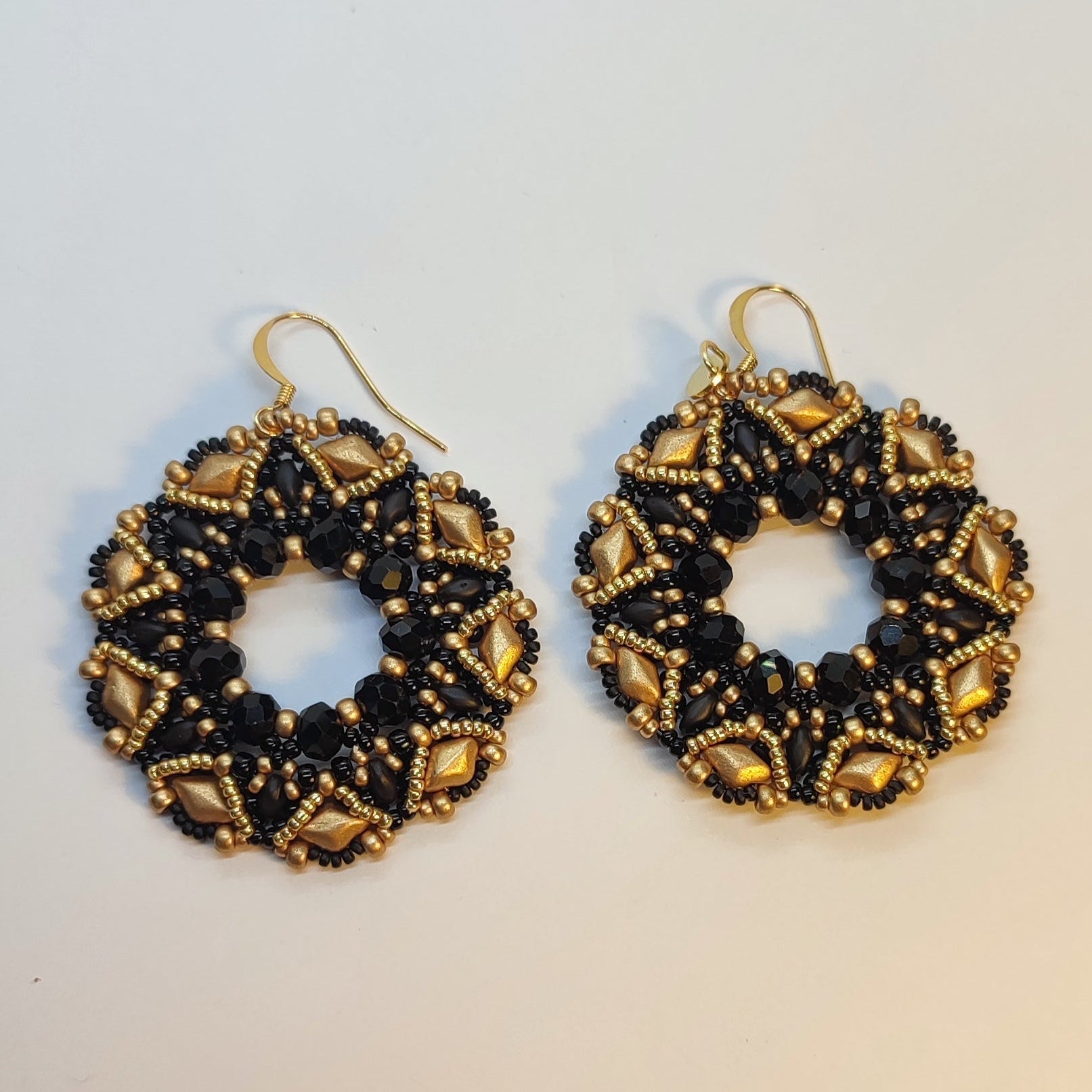 Orecchini COROLLA - Nero, oro in vendita su Petali e Passioni Bijoux