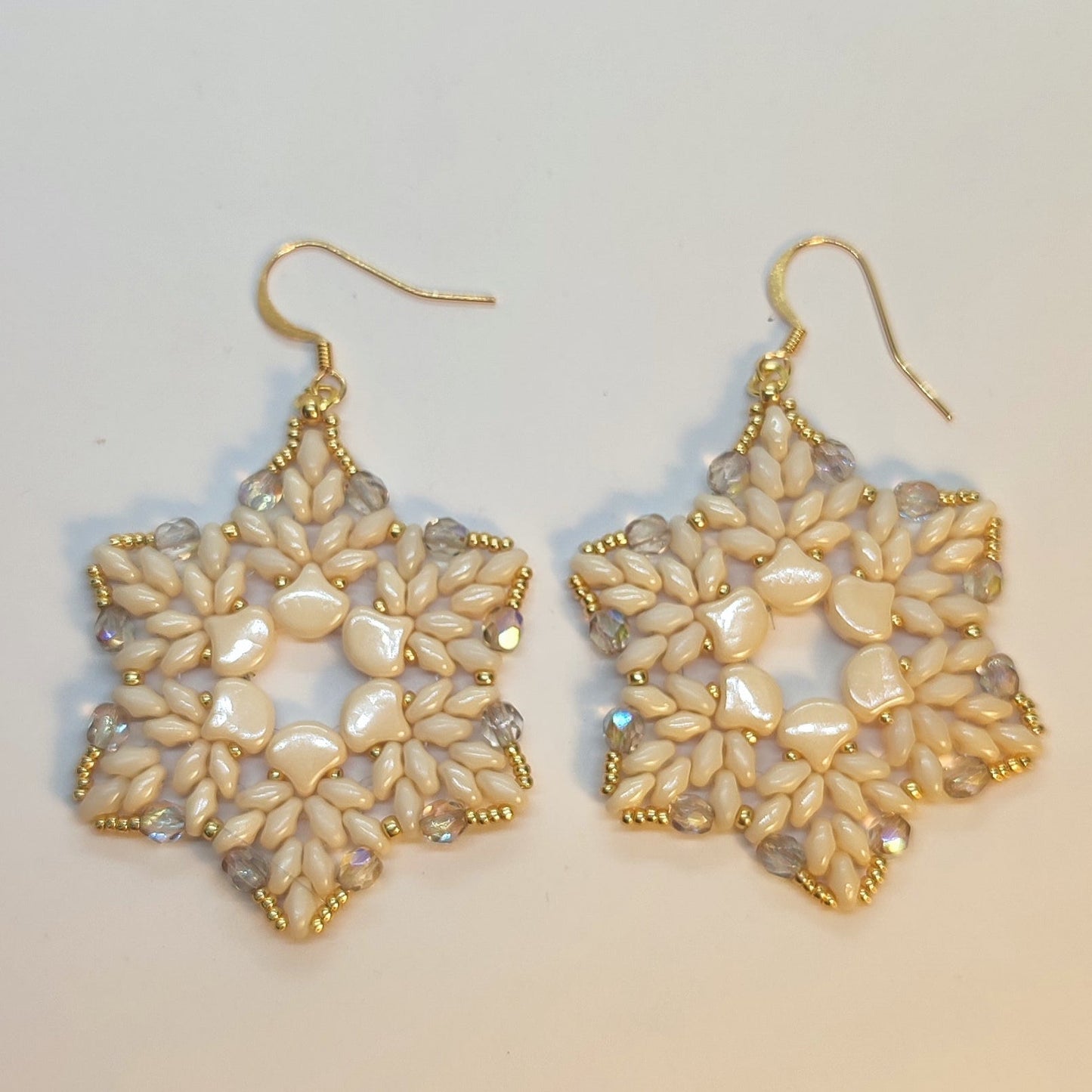 Orecchini - FIOR di NEVE - panna in vendita su Petali e Passioni Bijoux