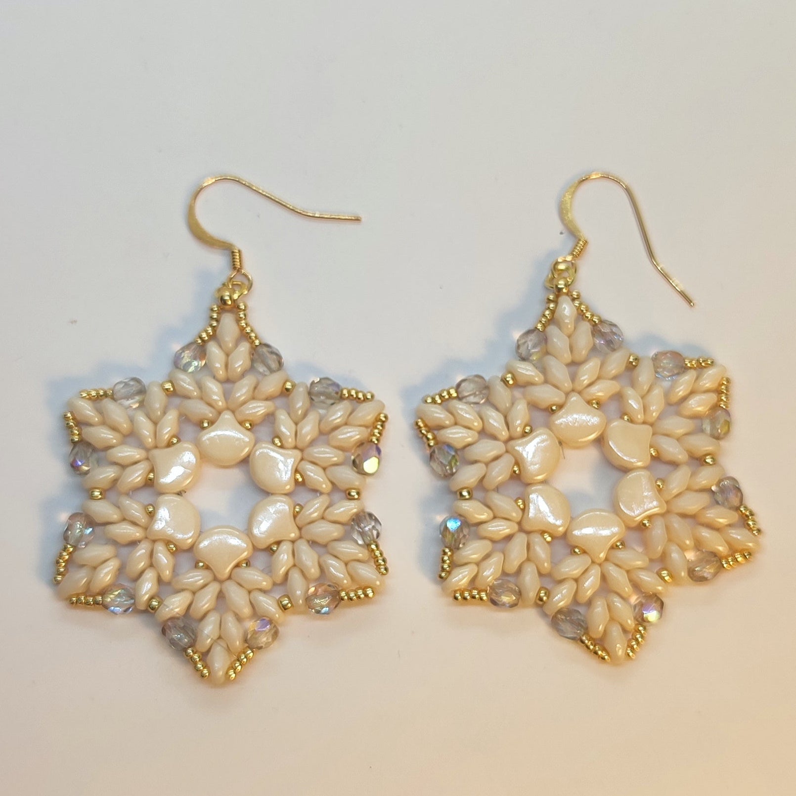 Orecchini - FIOR di NEVE - panna in vendita su Petali e Passioni Bijoux