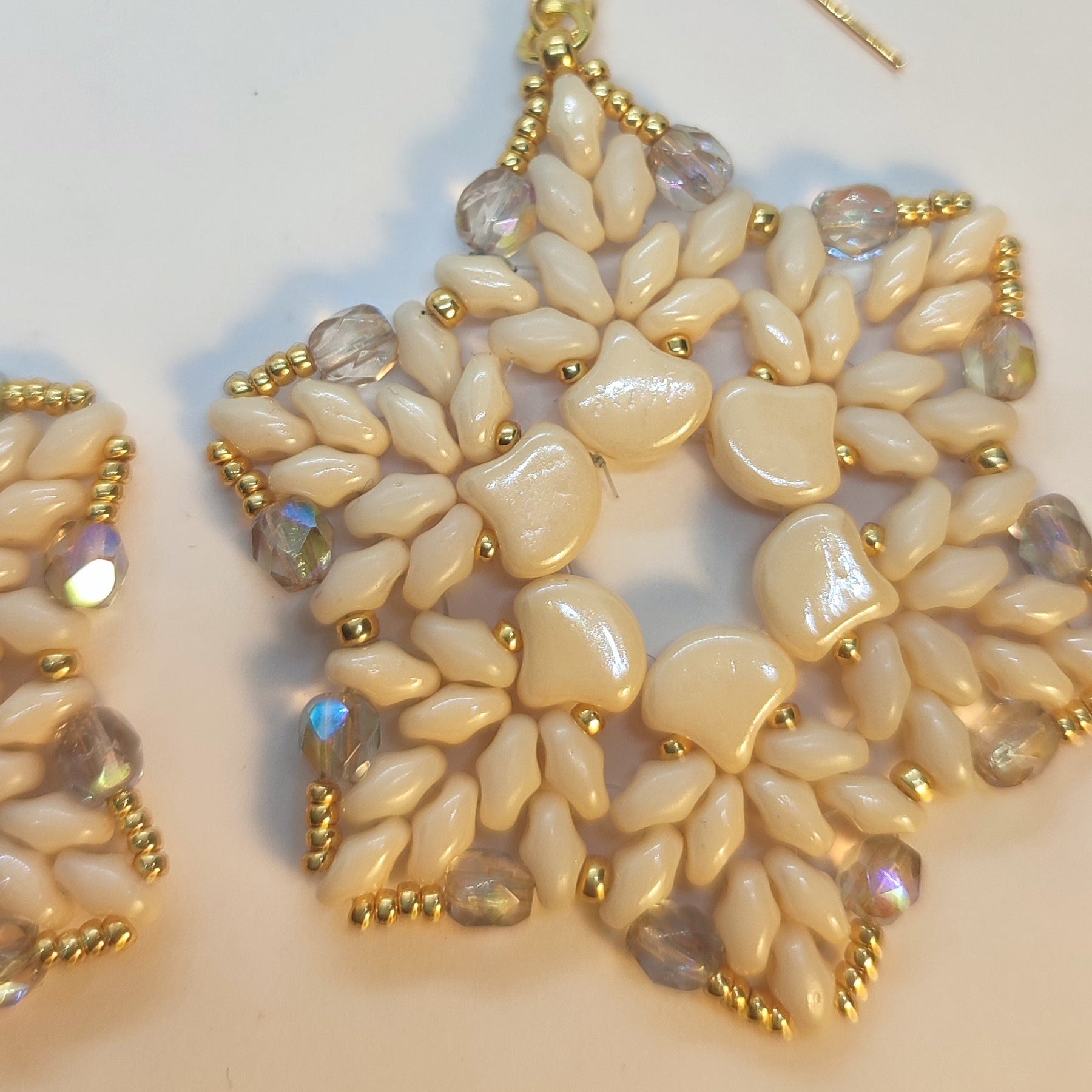 Orecchini - FIOR di NEVE - panna in vendita su Petali e Passioni Bijoux