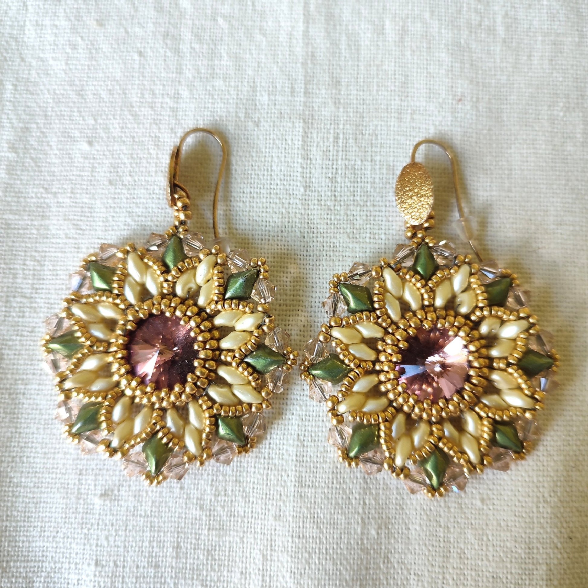 Orecchini INCANTO - Panna e verde in vendita su Petali e Passioni Bijoux