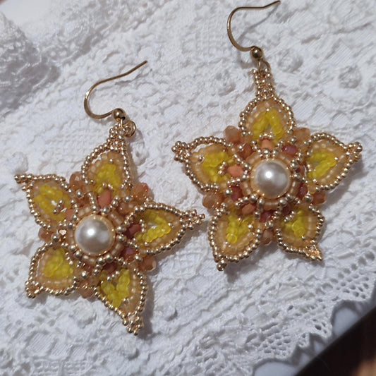 Orecchini NARCISO - beige arancio in vendita su Petali e Passioni Bijoux