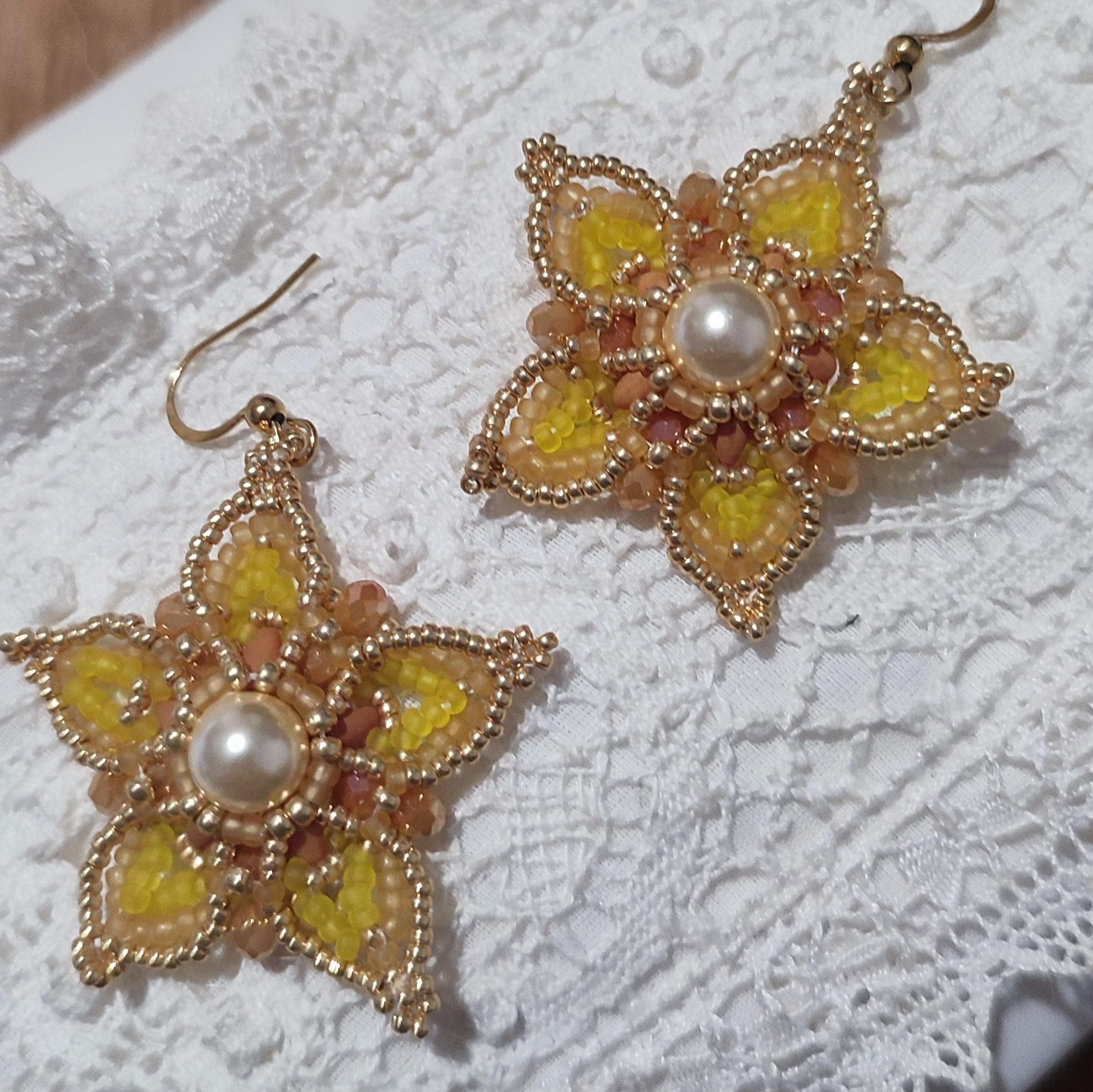 Orecchini NARCISO - beige arancio in vendita su Petali e Passioni Bijoux