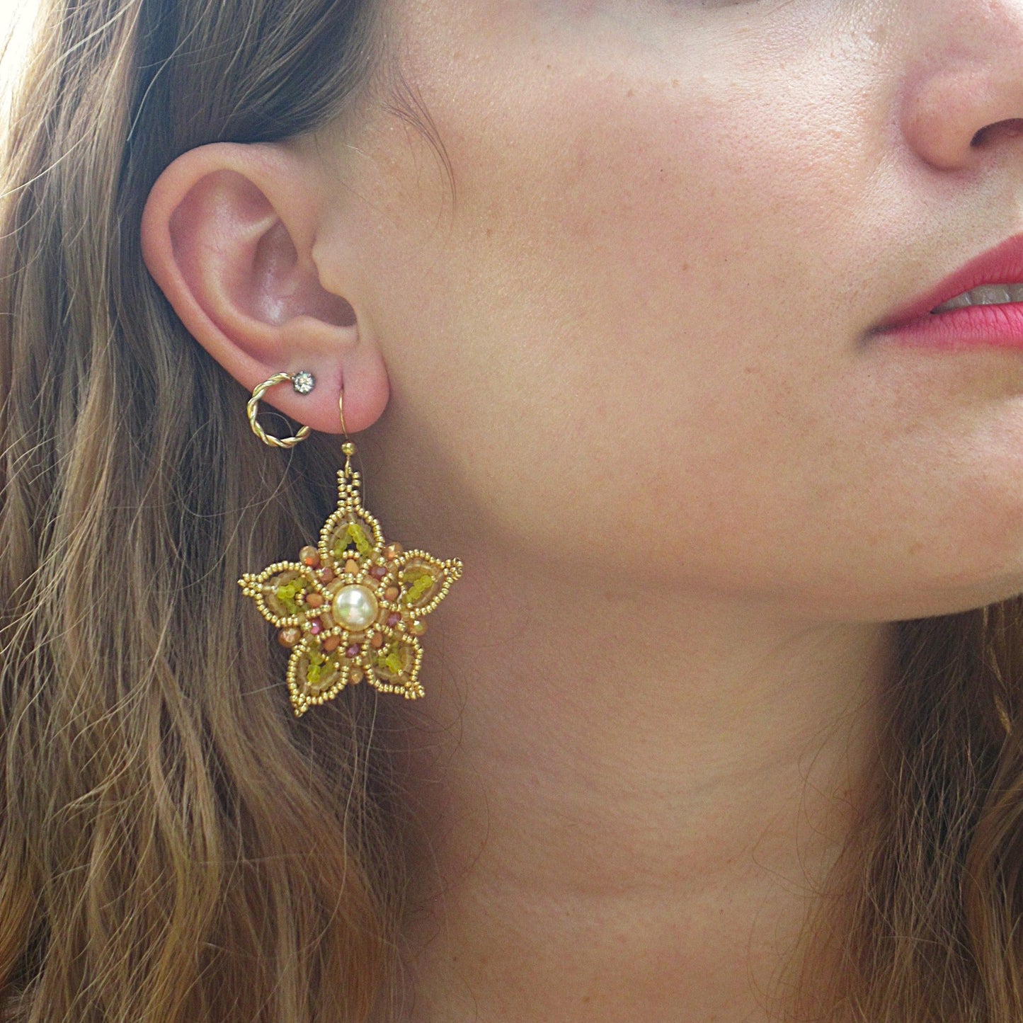 Orecchini NARCISO - beige arancio in vendita su Petali e Passioni Bijoux