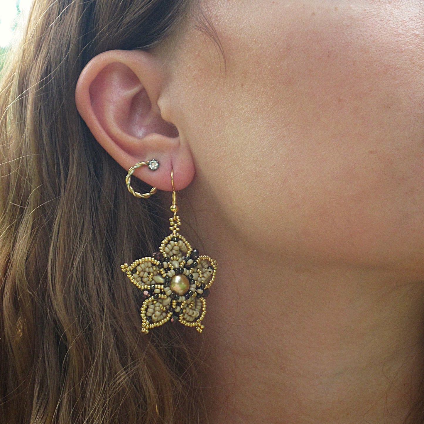 Orecchini NARCISO - beige marrone in vendita su Petali e Passioni Bijoux