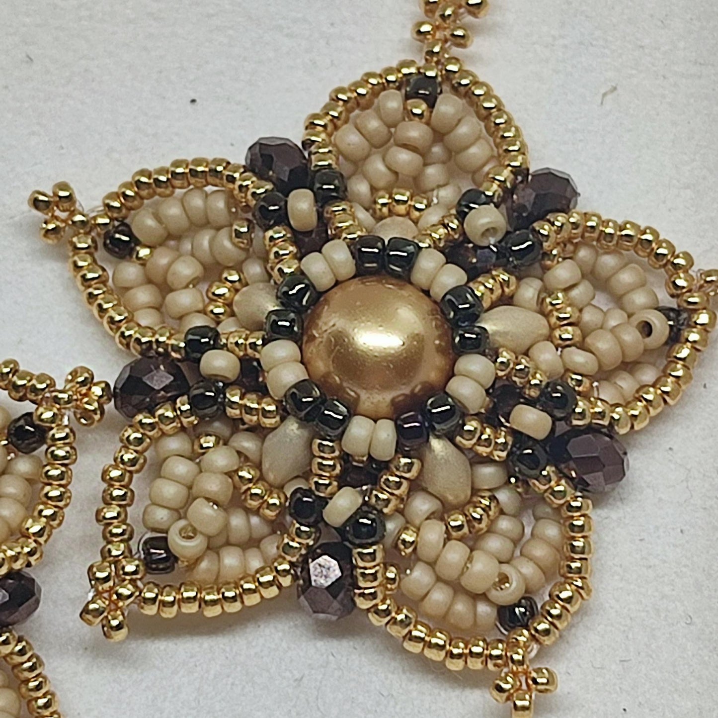 Orecchini NARCISO - beige marrone in vendita su Petali e Passioni Bijoux