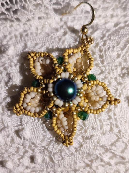 Orecchini NARCISO - verde beige in vendita su Petali e Passioni Bijoux