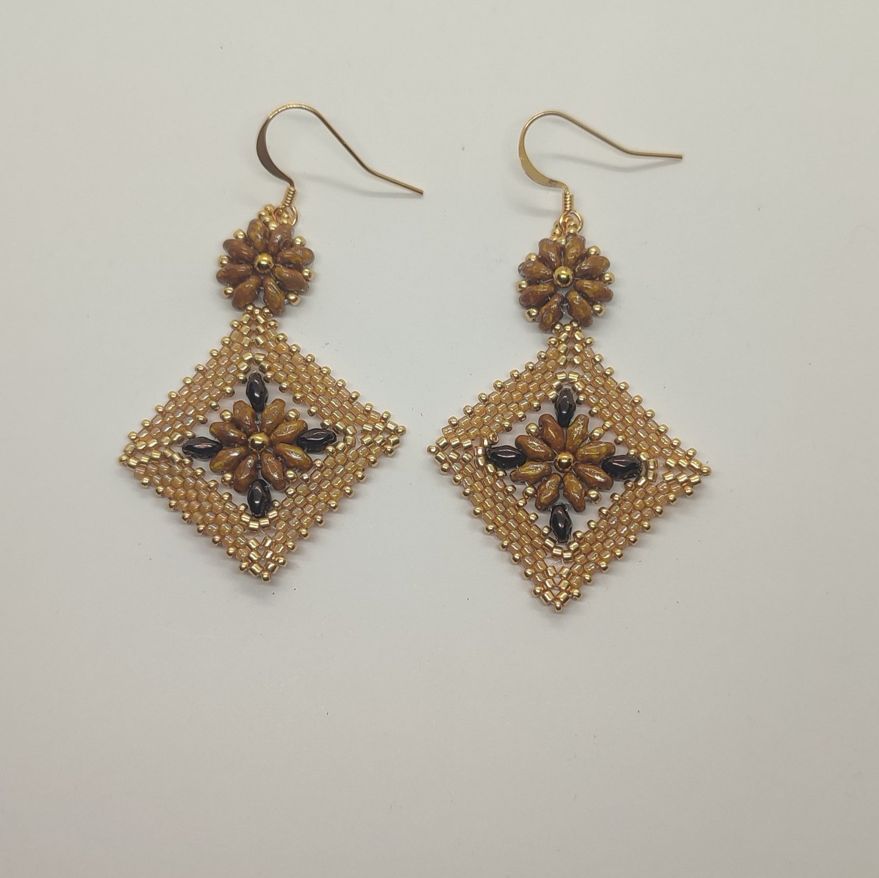 Orecchini NEFERTARI - Beige, nocciola in vendita su Petali e Passioni Bijoux