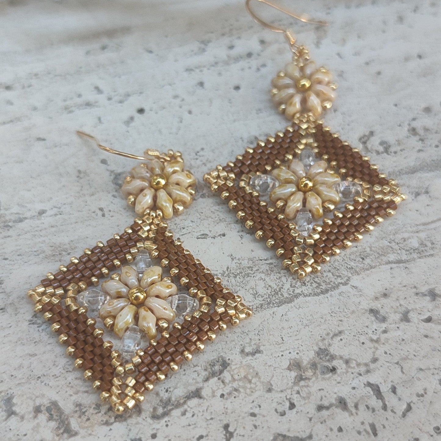 Orecchini NEFERTARI - Nocciola, beige p. in vendita su Petali e Passioni Bijoux