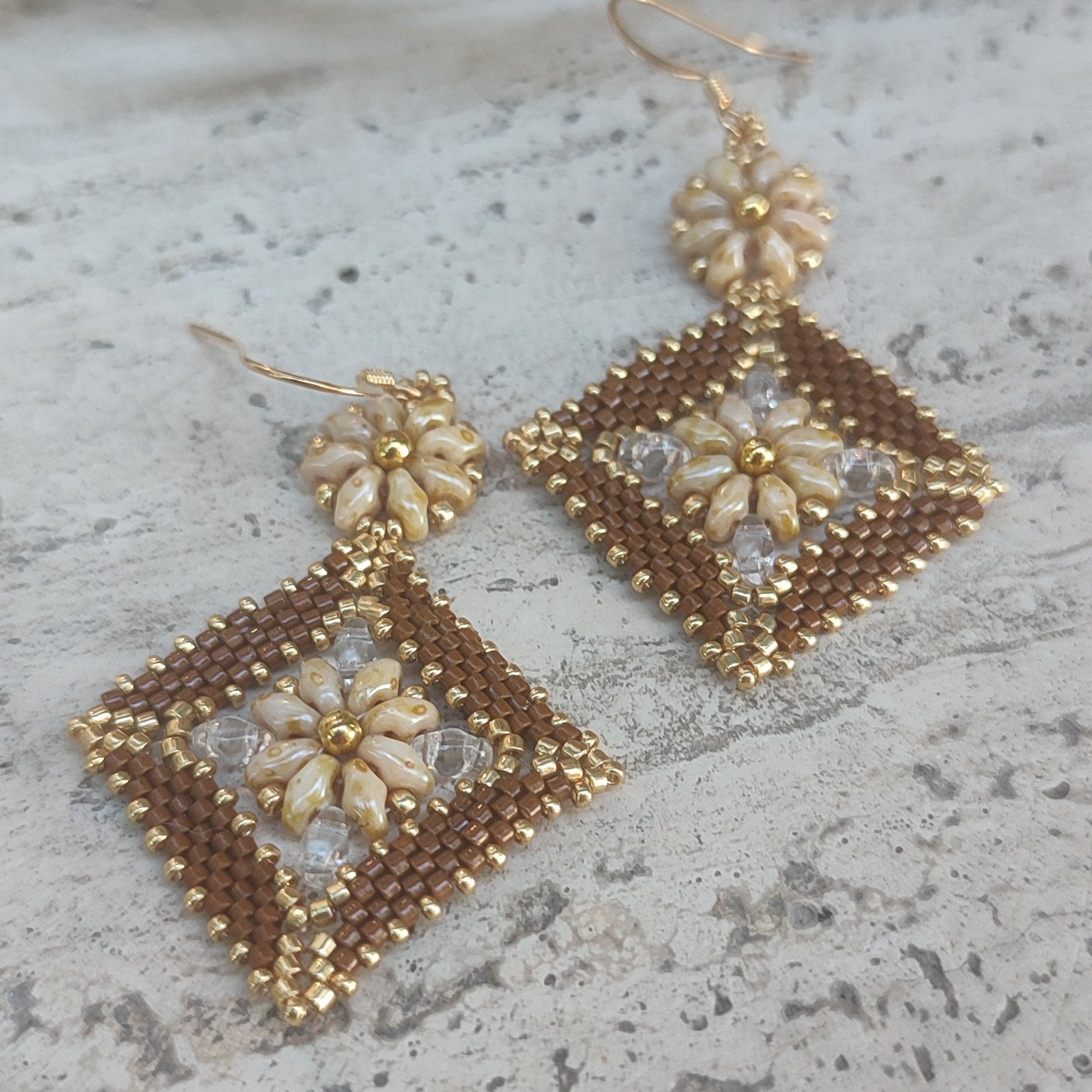Orecchini NEFERTARI - Nocciola, beige p. in vendita su Petali e Passioni Bijoux