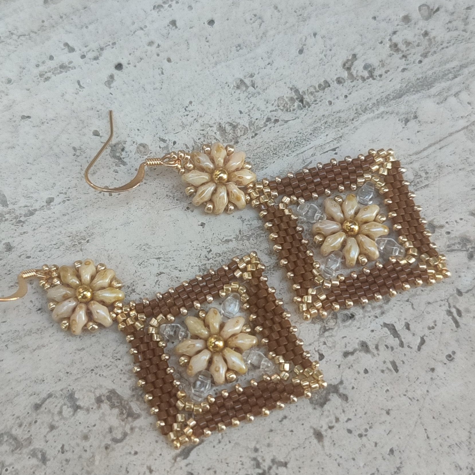 Orecchini NEFERTARI - Nocciola, beige p. in vendita su Petali e Passioni Bijoux