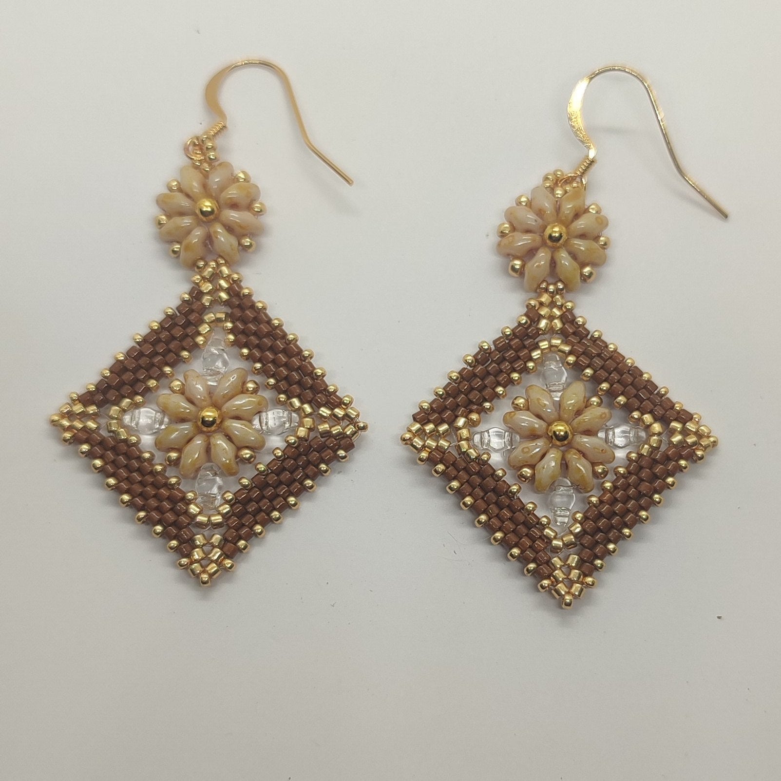 Orecchini NEFERTARI - Nocciola, beige p. in vendita su Petali e Passioni Bijoux
