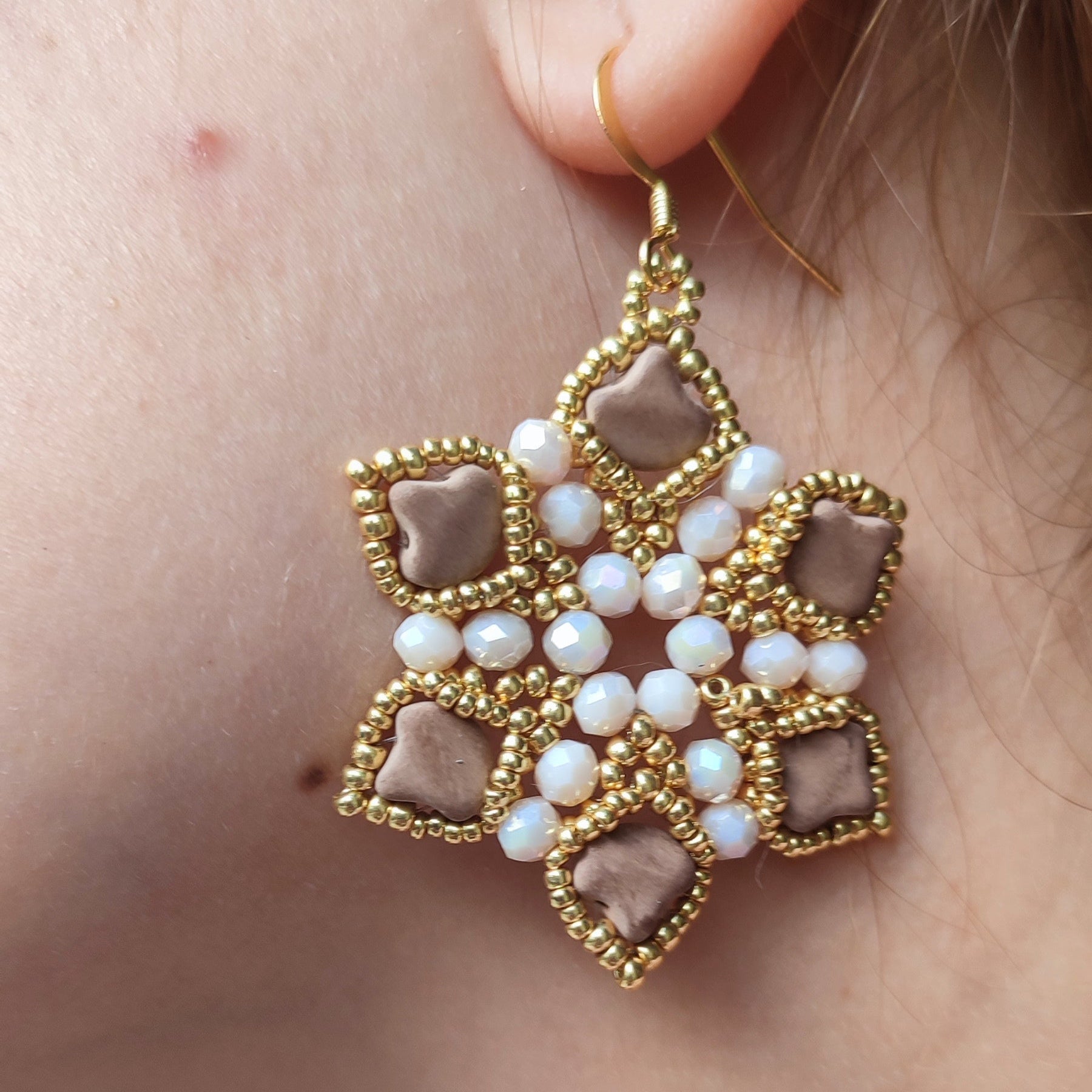 Orecchini NINFA - beige, marrone in vendita su Petali e Passioni Bijoux