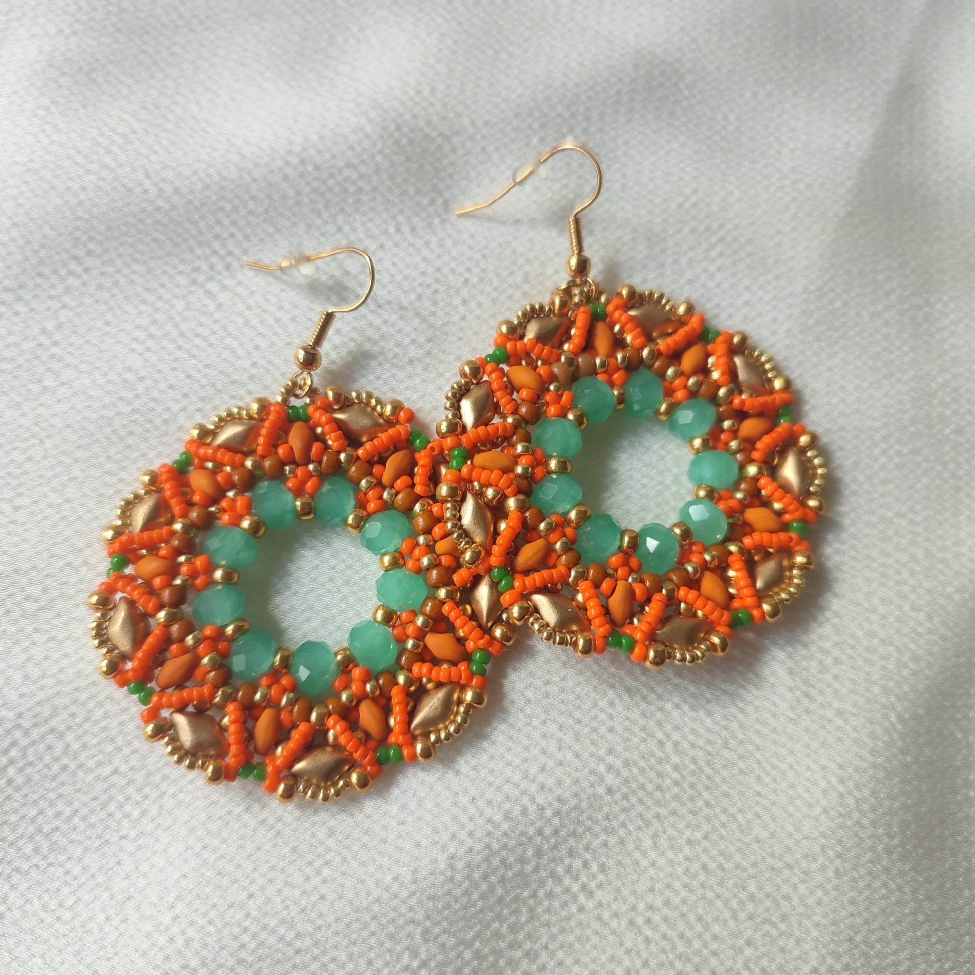 Orecchini rotondi - arancio verde - con perline e cristalli in vendita su Petali e Passioni Bijoux