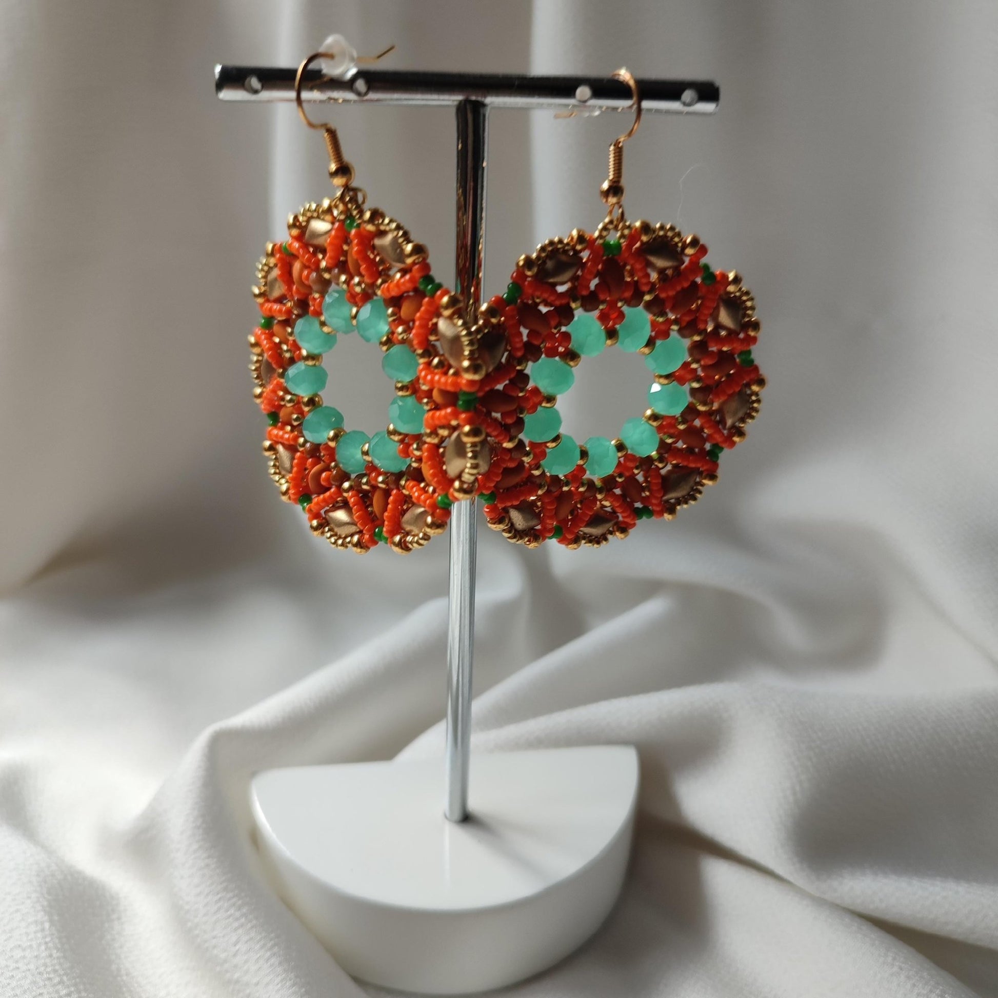 Orecchini rotondi - arancio verde - con perline e cristalli in vendita su Petali e Passioni Bijoux