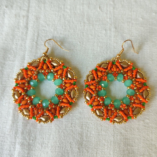 Orecchini rotondi - arancio verde - con perline e cristalli in vendita su Petali e Passioni Bijoux
