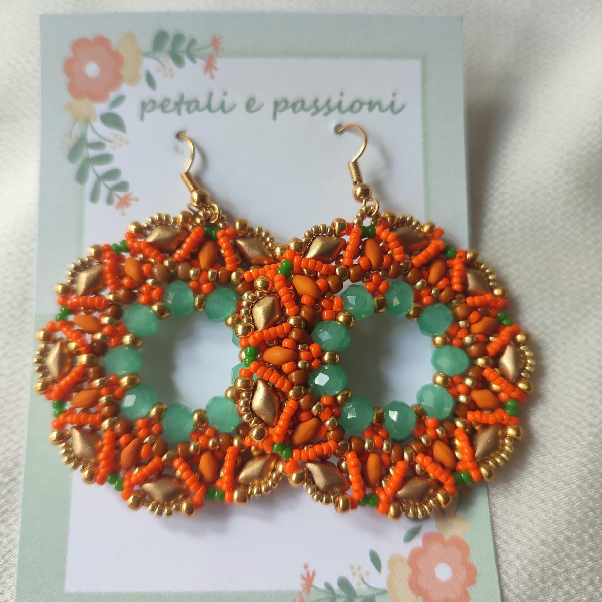 Orecchini rotondi - arancio verde - con perline e cristalli in vendita su Petali e Passioni Bijoux